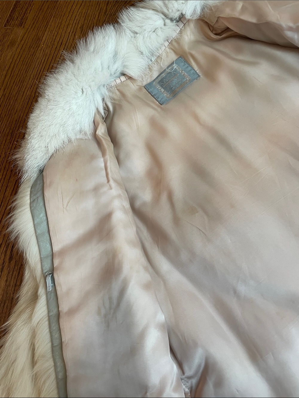 Luxurious Cream Fur Coat - Picture 7 of 7